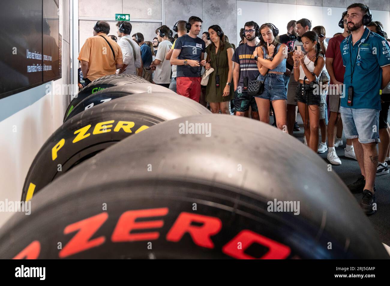 Madrid, Spanien. August 2023. Besucher und Formel-1-Fans sehen sich Pirelli F1-Rennreifen an, die während der weltweit ersten offiziellen Formel-1-Ausstellung (FIA) auf der IFEMA Madrid ausgestellt werden. Das immersive Event zeigt die Vergangenheit, Gegenwart und Zukunft dieses Sports. Quelle: SOPA Images Limited/Alamy Live News Stockfoto