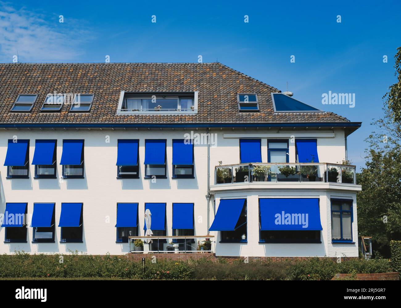 Luxus-Apartmentkomplex mit blauen Markisen Stockfoto
