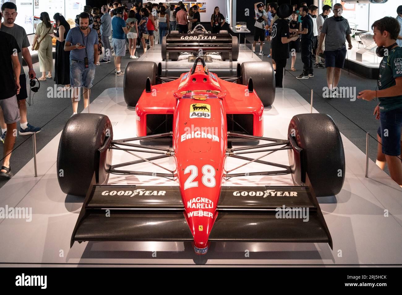 Madrid, Spanien. August 2023. Während der weltweit ersten offiziellen Formel-1-Ausstellung (FIA) auf der IFEMA Madrid sehen und fotografieren die Menschen den Ferrari F1 F187/88C (1998). Das immersive Event zeigt die Vergangenheit, Gegenwart und Zukunft dieses Sports. Quelle: SOPA Images Limited/Alamy Live News Stockfoto