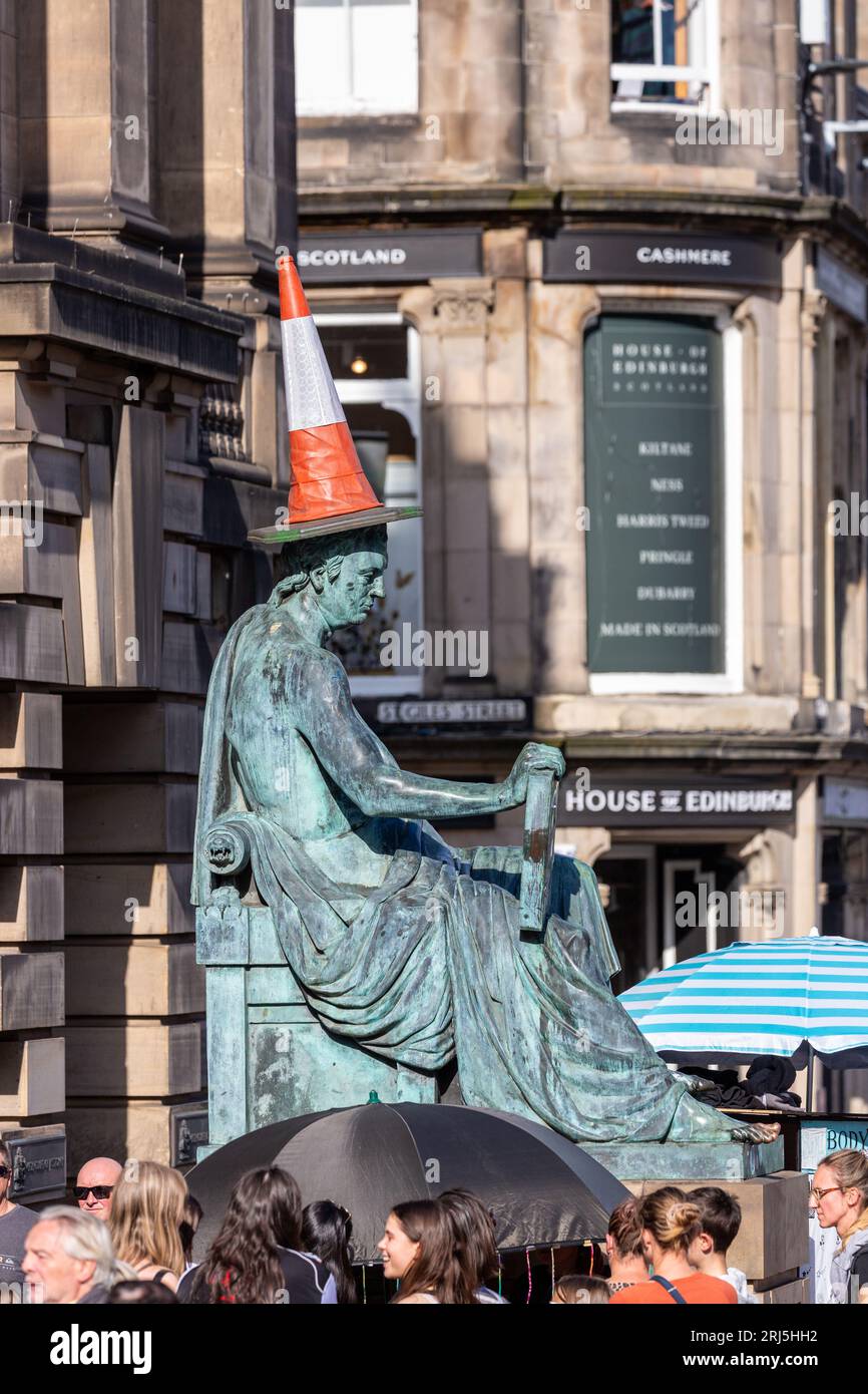 David Hume Statue auf der Royal Mile mit einem Verkehrskegel auf dem Kopf, Edinburgh Stockfoto