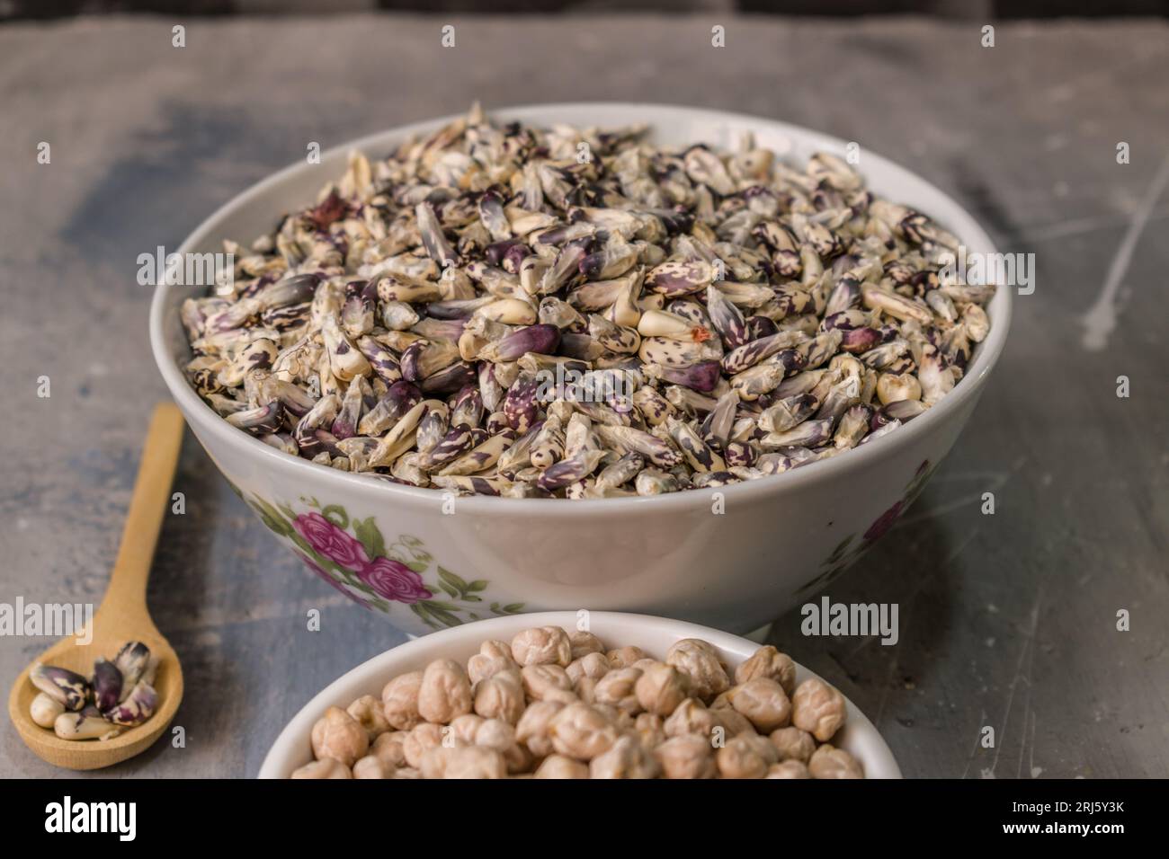 Eine Auswahl an Bio-Wildreis und Kichererbse in einer Keramikschale Stockfoto