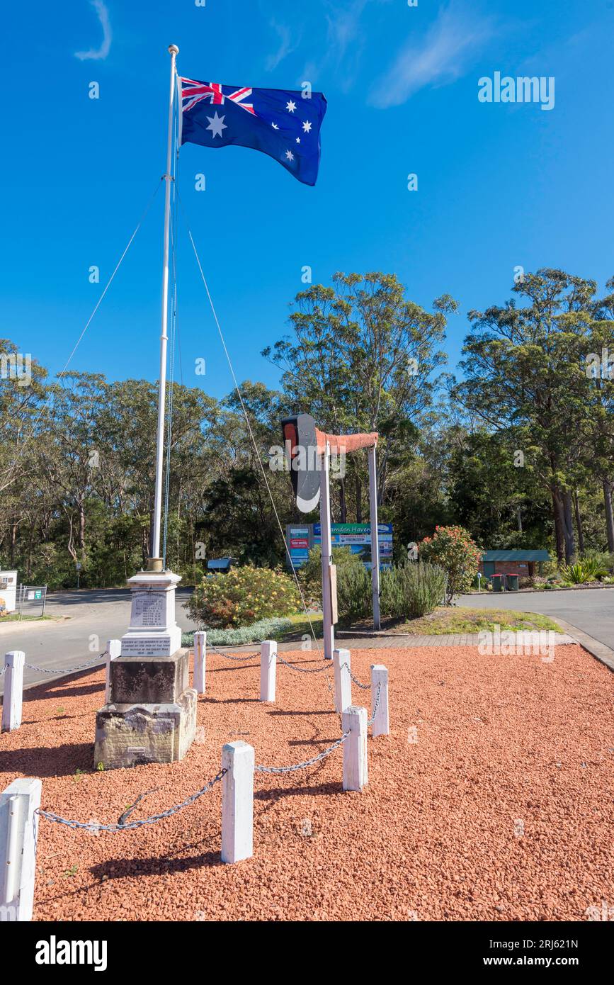 Die Big Axe in Kew, NSW, eine der Big Things Australiens, wurde ursprünglich in den 1970er Jahren gebaut, aber aufgrund von Termiten fast verschwunden. Es wurde 2001 restauriert Stockfoto