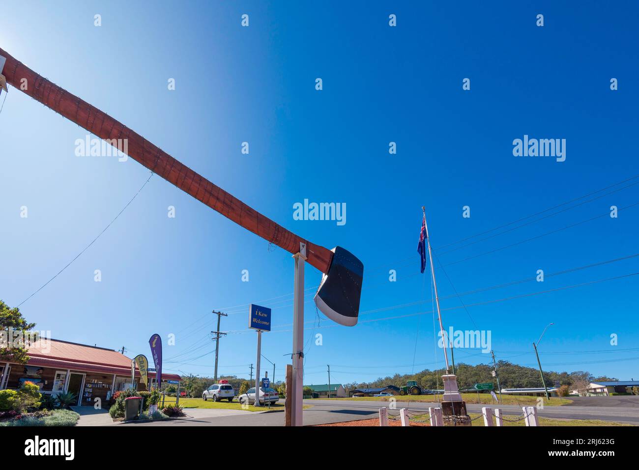 Die Big Axe in Kew, NSW, eine der Big Things Australiens, wurde ursprünglich in den 1970er Jahren gebaut, aber aufgrund von Termiten fast verschwunden. Es wurde 2001 restauriert Stockfoto