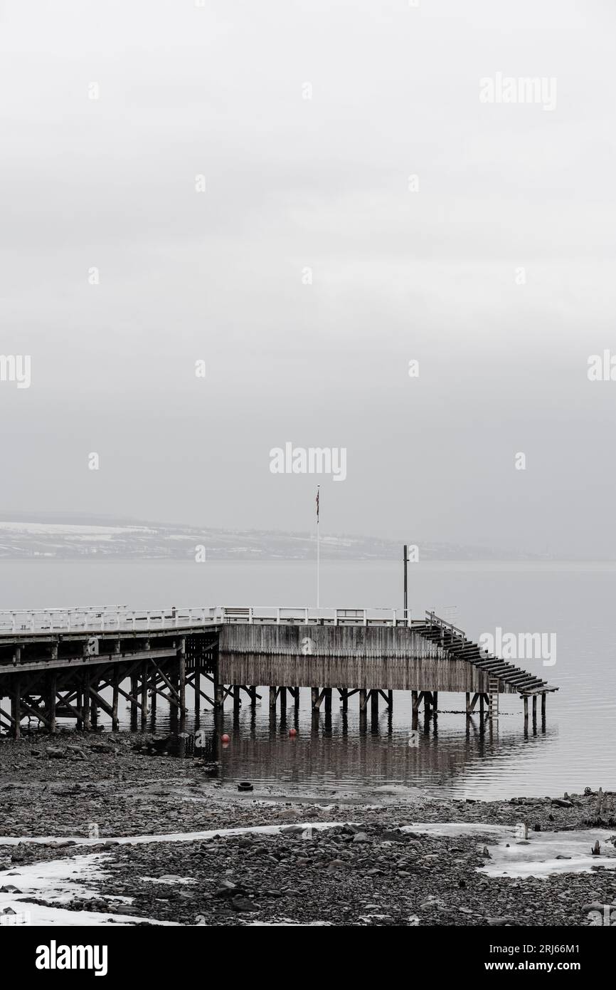 Eine wunderschöne Winterszene eines Pier am ruhigen See Mjosa in Norwegen Stockfoto