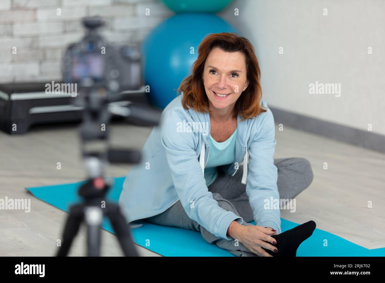 Bloggerin Seniorin mit schlanker Körperform Stockfoto