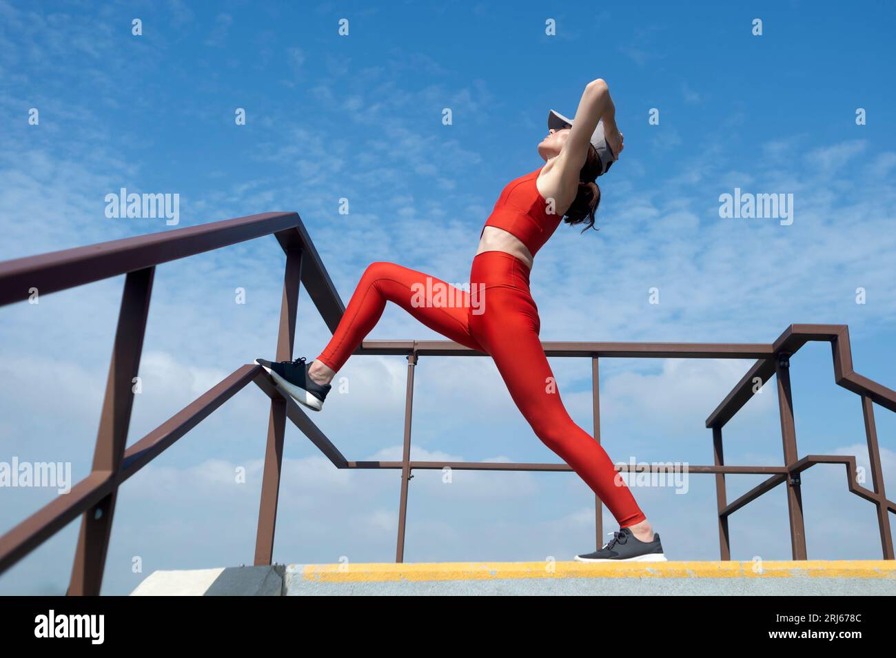 Sportliche Frau, die draußen Dehnübungen macht. Outdoor-Fitnesskonzept. Stockfoto