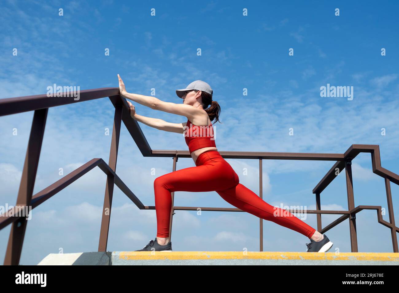 Sportliche Frau, die draußen Dehnübungen macht. Outdoor-Fitnesskonzept. Stockfoto