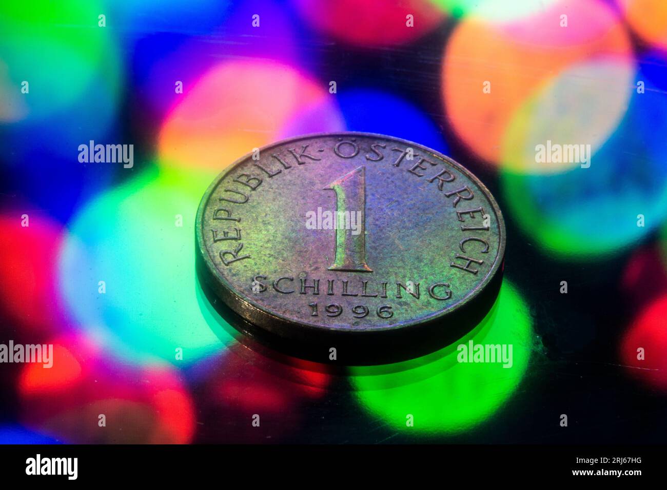 Eine einzige österreichische Schilling-Münze, isoliert auf einem verschwommenen Bokeh-Hintergrund Stockfoto