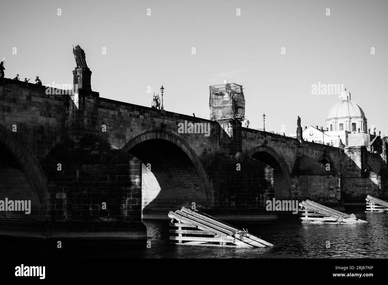 Ein stimmungsvolles Schwarzweißfoto einer historischen Brücke in Prag, Tschechische Republik Stockfoto