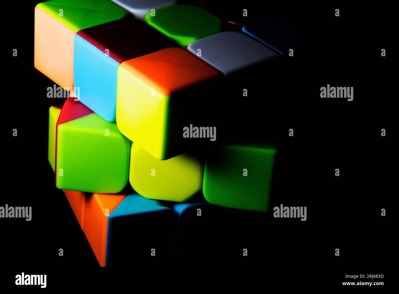 Ein Rubik-Würfel auf dunklem Hintergrund Stockfoto