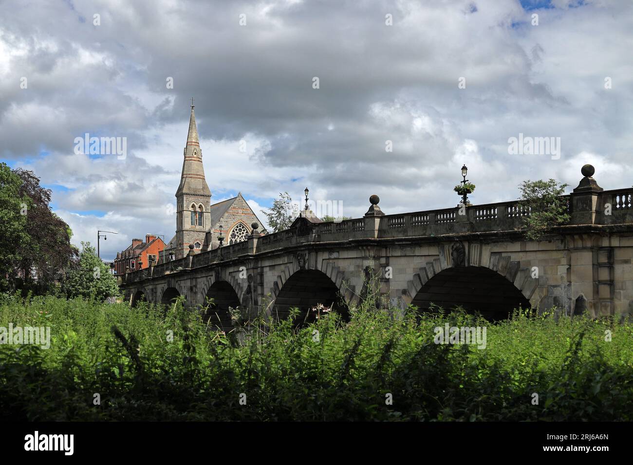 Shrewsbury, Shropshire, England, UK - Englische Brücke am Fluss Severn mit Shrewsbury United Reformed Church im Hintergrund Stockfoto