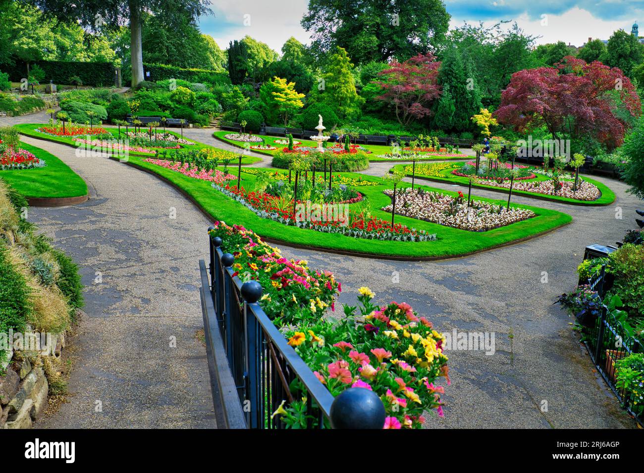 Shrewsbury, Shropshire, England, UK - The Dingle Garden in Quarry Park. Der Dingle ist ein Ziergarten, der vom Gärtner Percy Thrower entworfen wurde Stockfoto