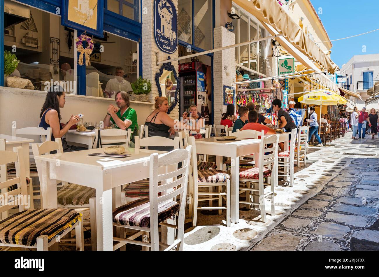 Cafés in Tinos Town. Stockfoto