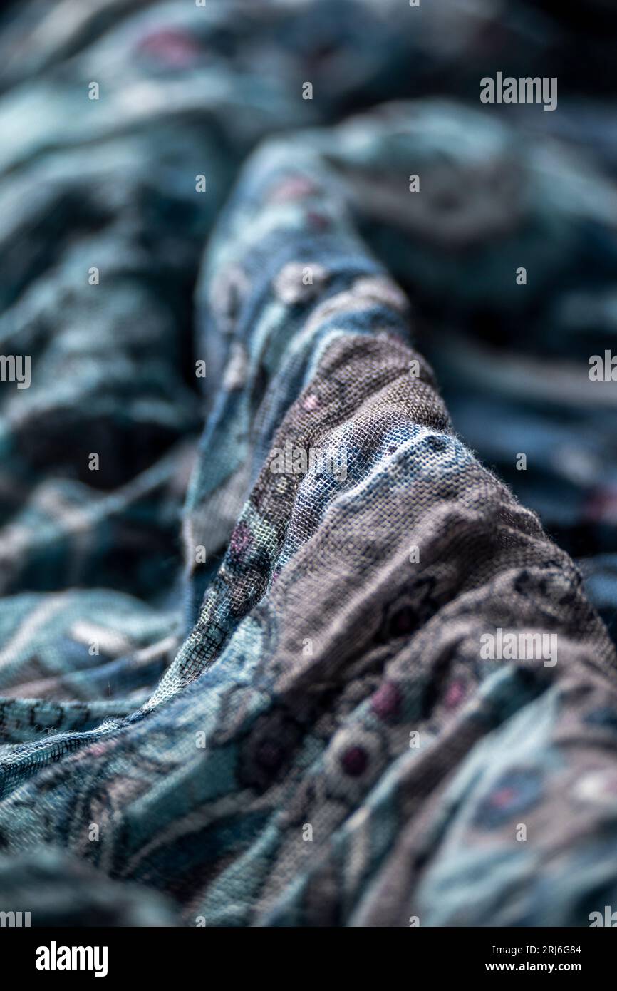 Zerknittertes blaues strukturiertes Tuch, Modeindustrie Stockfoto