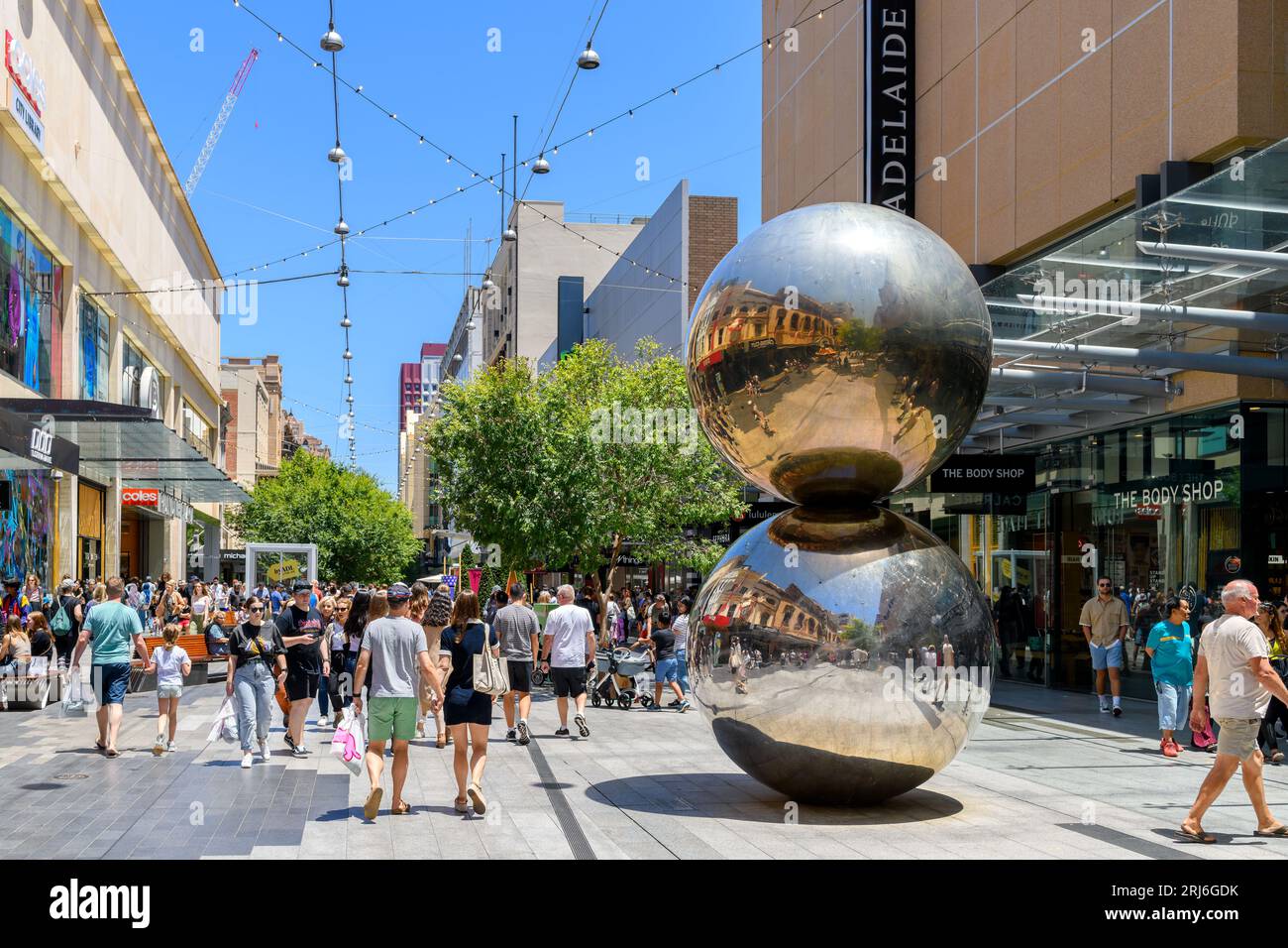 Adelaide, South Australia - 28. Dezember 2022: Menschenmassen, die während der Weihnachtszeit im Viertel Rundle Mall einkaufen. Rundle Mall ist eine Fußgängerzone Stockfoto