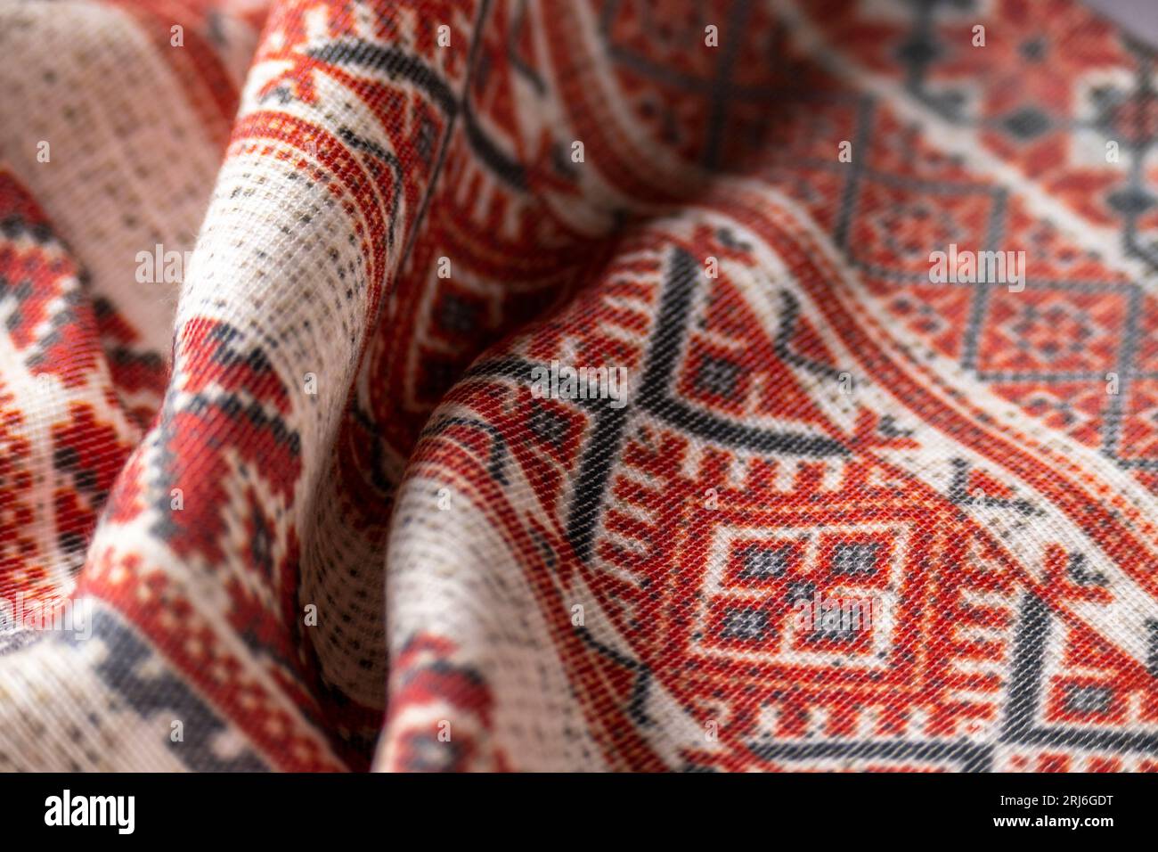 Weißes Leinentuch mit traditionellen volkstümlichen Motiven Stockfoto