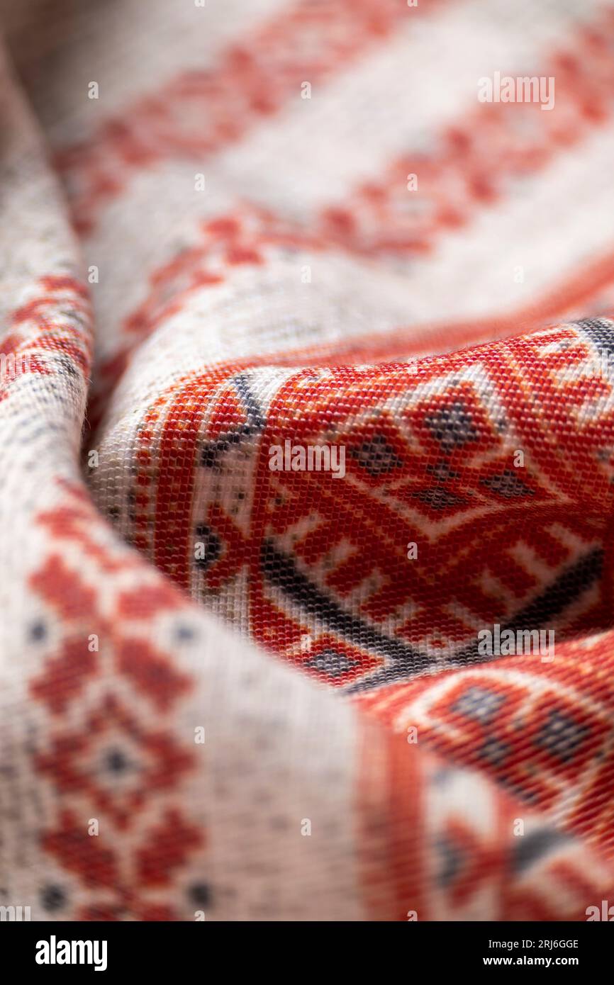 Weißes Leinentuch mit traditionellen volkstümlichen Motiven Stockfoto