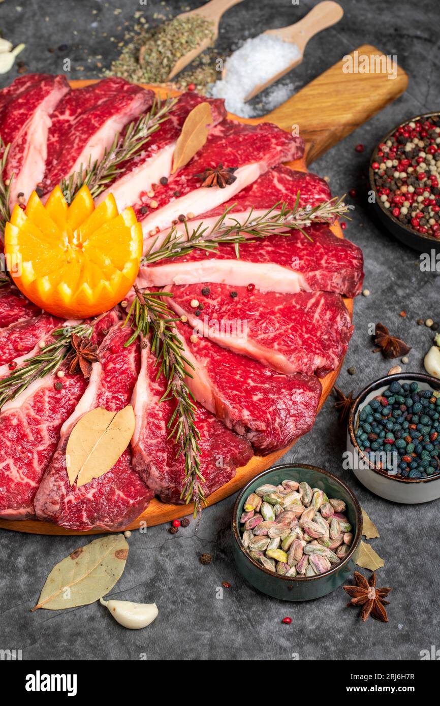 Rohes Fleisch Ribeye Steak entrecote. Rohes Ribeye auf dunklem Hintergrund. Metzgerprodukte. Nahaufnahme Stockfoto