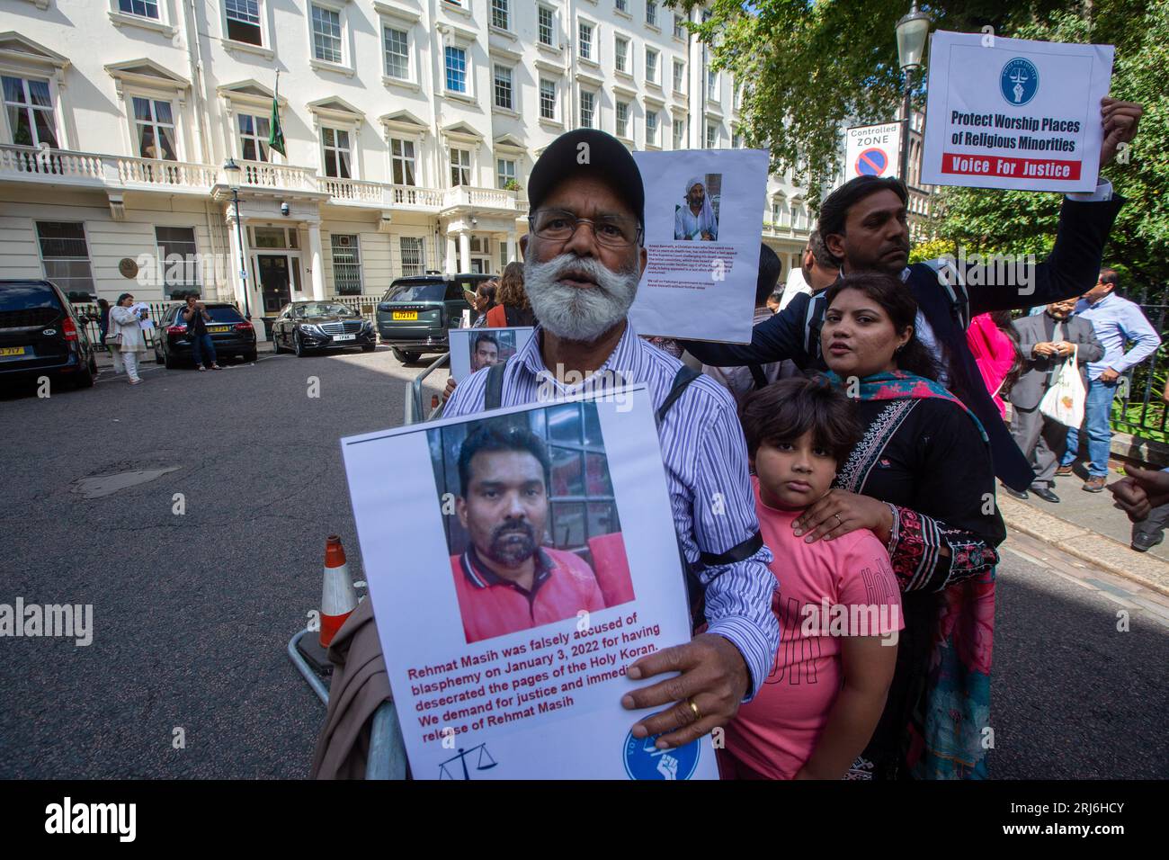 London, Vereinigtes Königreich. August 2023. Pakistanische christen protestieren gegen Verbringungen von Kirchen und Angriffe auf christen außerhalb der Hohen Kommission Pakistans in London. Credit: Tayfun Salci / Alamy Live News Stockfoto