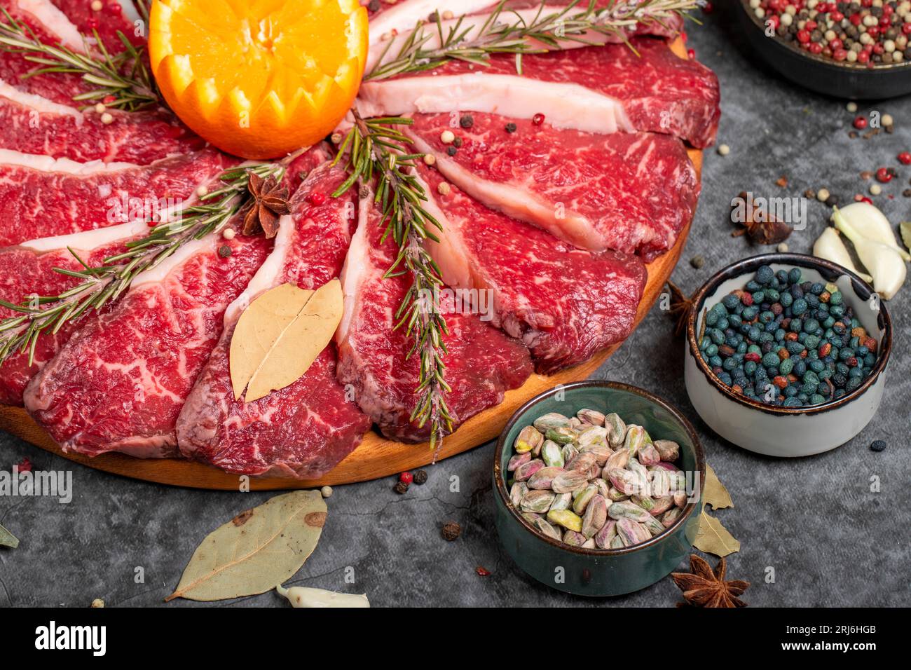 Rohes Fleisch Ribeye Steak entrecote. Rohes Ribeye auf dunklem Hintergrund. Metzgerprodukte. Nahaufnahme Stockfoto