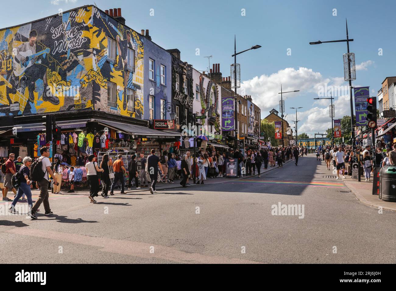 Touristen, Besucher, Leute, die in der überfüllten Camden High Street, Camden Town, London, England, Großbritannien einkaufen Stockfoto