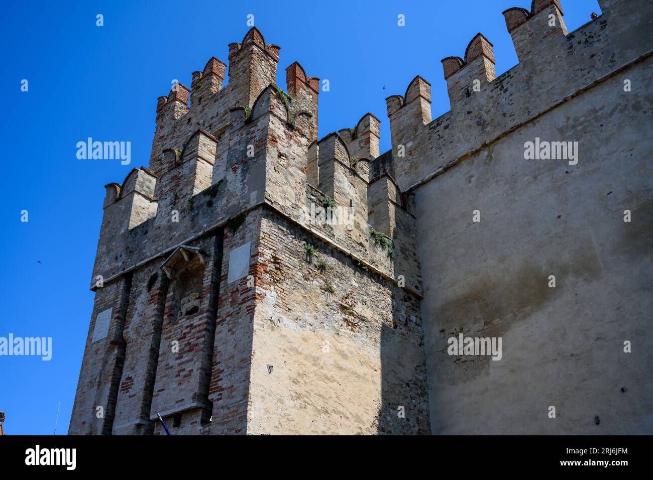 Scaligero Castle. Sirmione ist eine kleine Stadt am Gardasee, am Ende der Halbinsel Sirmio, am südlichen Ende des Gardasees. Stockfoto