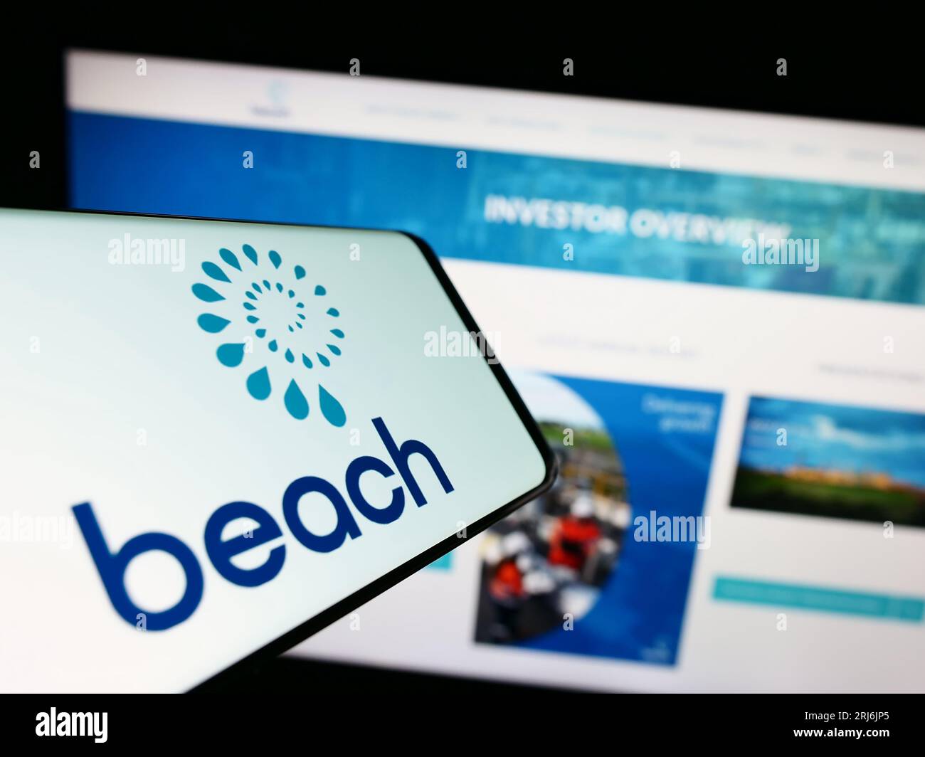 Smartphone mit dem Logo des australischen Ölkonzerns Beach Energy Limited auf dem Bildschirm vor der Website. Konzentrieren Sie sich auf die Mitte-rechts-Anzeige des Telefons. Stockfoto