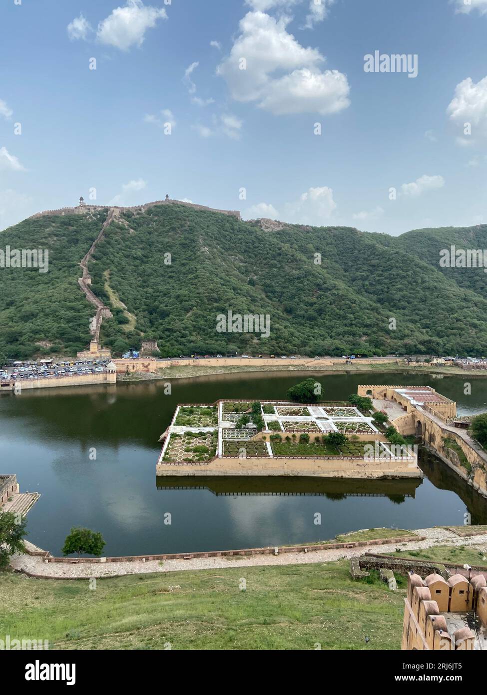 Eine Luftaufnahme des Kesar Kyari Gartens mit grünen Bergen im Hintergrund. Rajasthan, Indien. Stockfoto