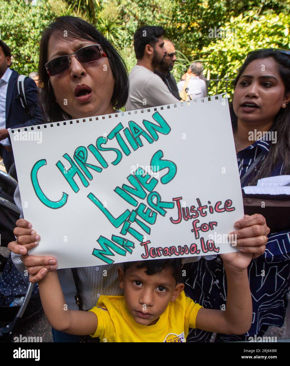 London, England, Großbritannien. August 2023. Pakistanische christen protestieren gegen Verbringungen von Kirchen und Angriffe auf christen in ihrem Land außerhalb der Hohen Kommission von Pakistan in London. (Bild: © Tayfun Salci/ZUMA Press Wire) NUR REDAKTIONELLE VERWENDUNG! Nicht für kommerzielle ZWECKE! Stockfoto