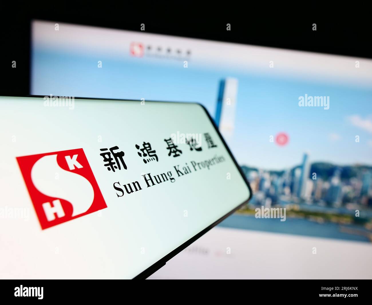 Smartphone mit Logo der Firma Sun Hung Kai Properties Limited (SHKP) auf dem Bildschirm vor der Website. Konzentrieren Sie sich auf die Mitte-links-Anzeige des Telefons. Stockfoto