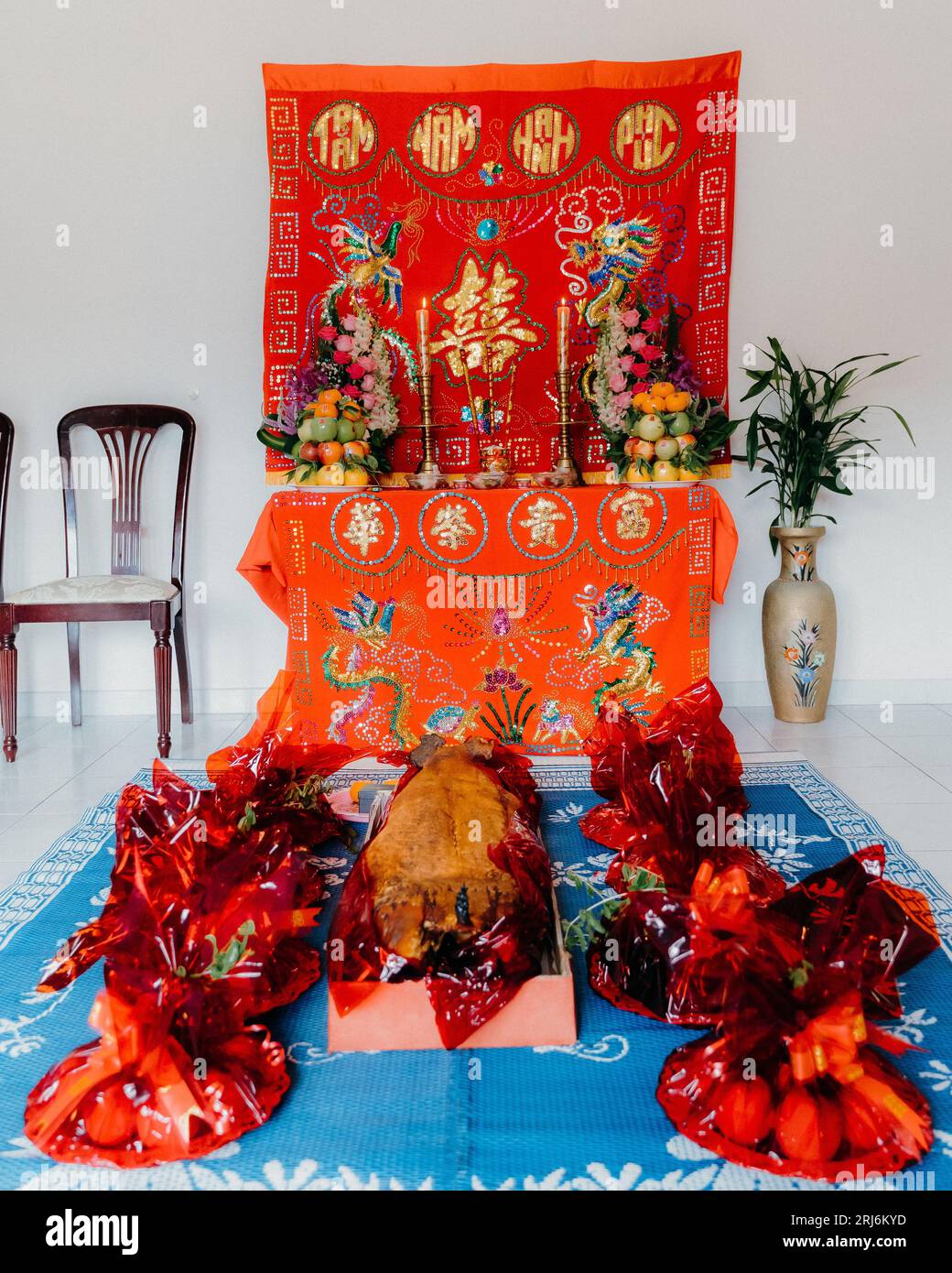 Eine asiatische chinesische Hochzeitszeremonie mit einem traditionellen Tee-Trink-Ritual Stockfoto
