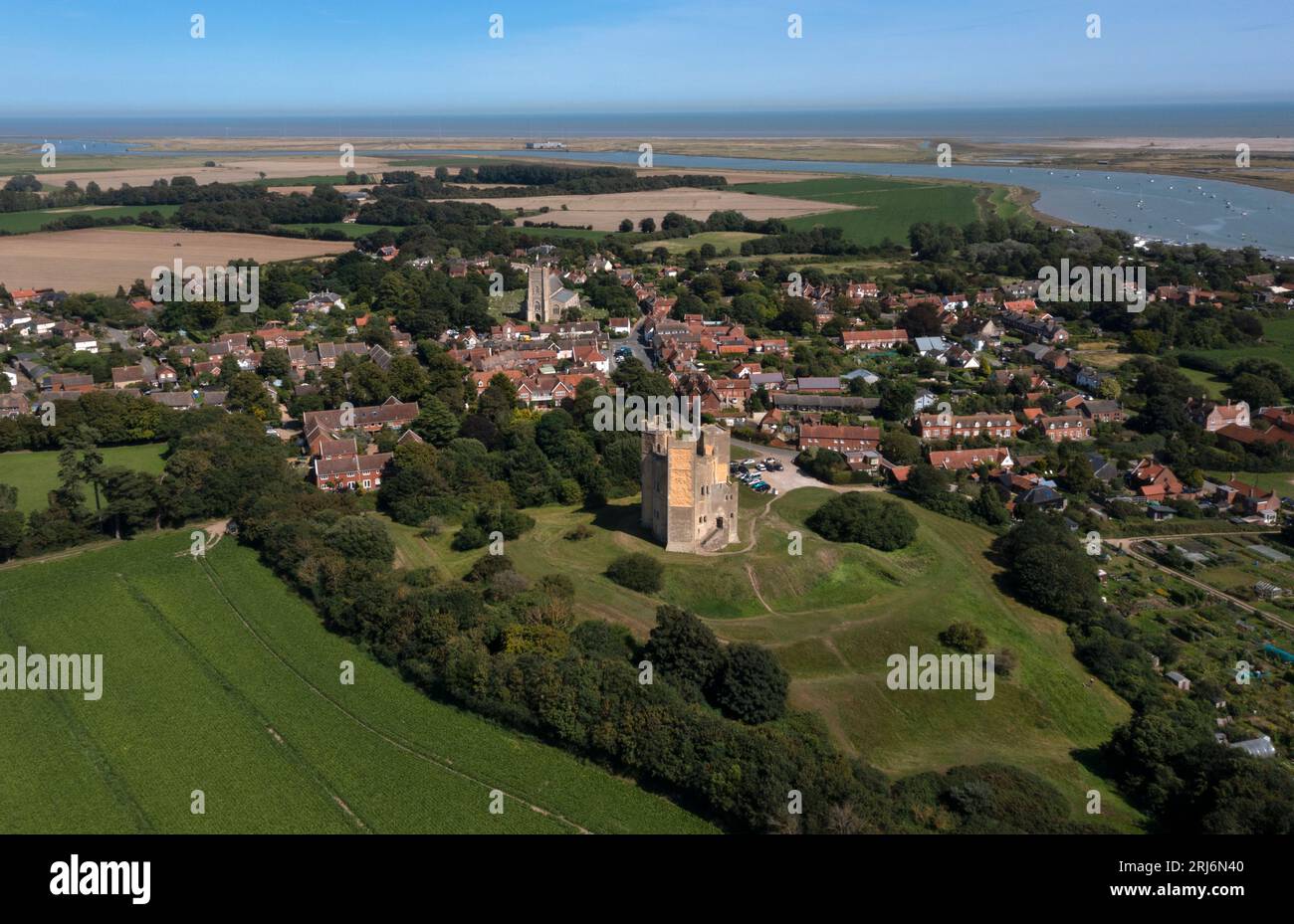 Drohnen-Aufnahme von Village of Orford mit seinem Schloss aus dem 12. Jahrhundert und Blick auf die Ostküste, Suffolk, England, Europa Stockfoto