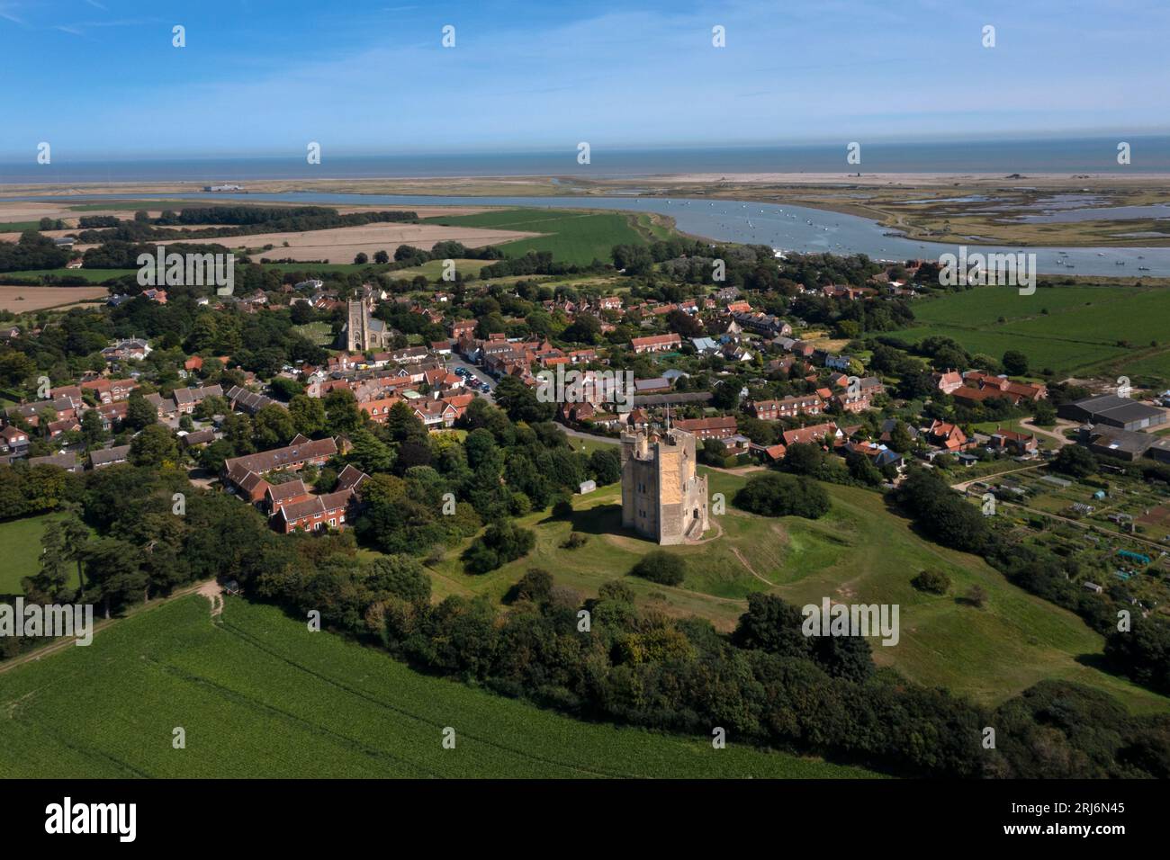 Drohnen-Aufnahme von Village of Orford mit seinem Schloss aus dem 12. Jahrhundert und Blick auf die Ostküste, Suffolk, England, Europa Stockfoto