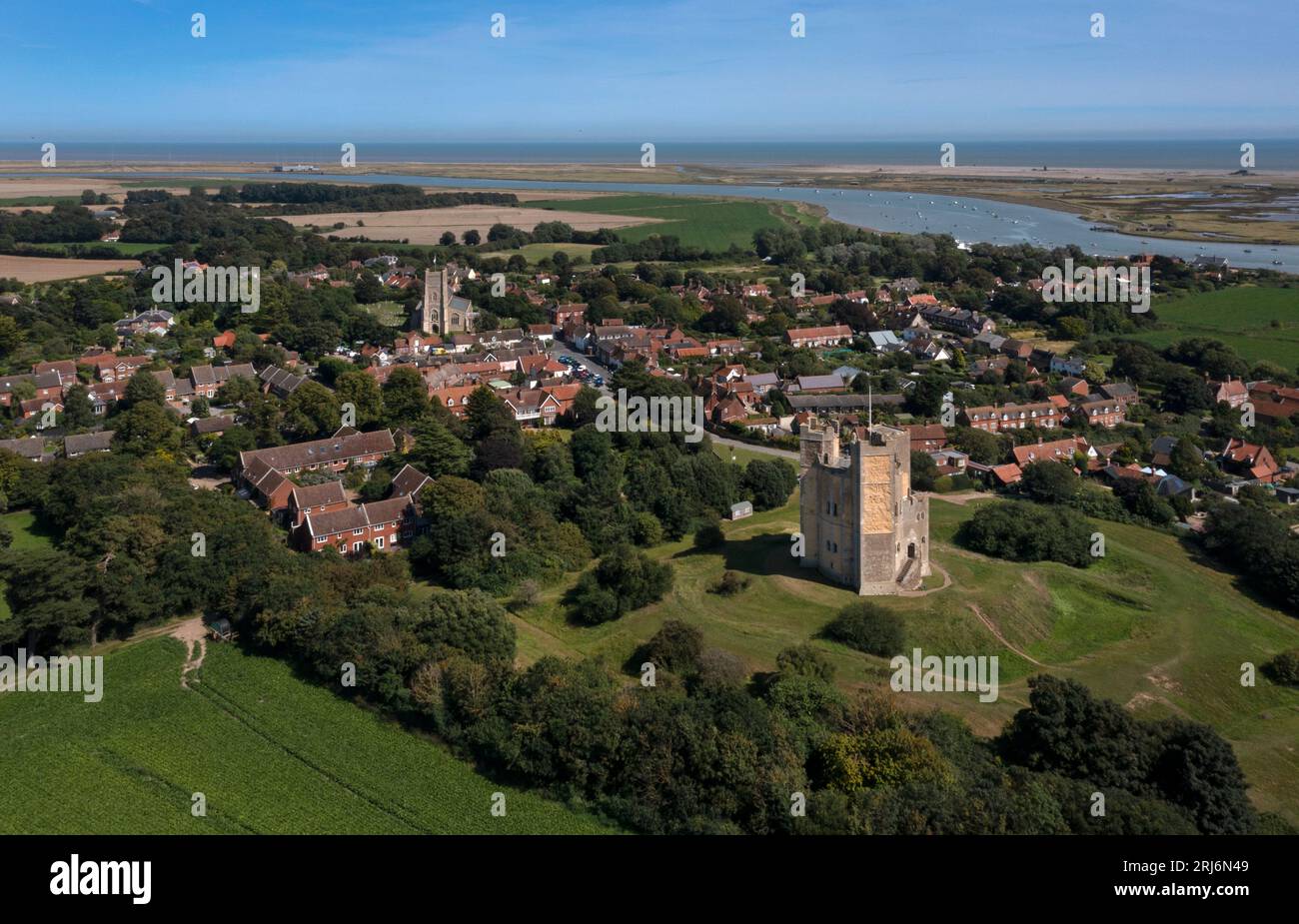Drohnen-Aufnahme von Village of Orford mit seinem Schloss aus dem 12. Jahrhundert und Blick auf die Ostküste, Suffolk, England, Europa Stockfoto