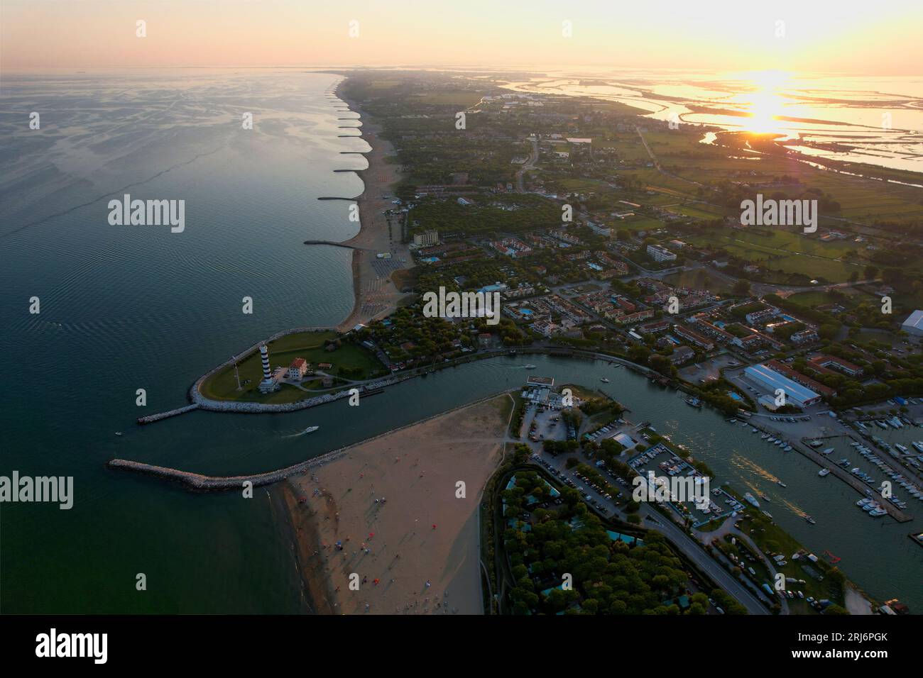 Italien, Jesolo. Lido di Jesolo, oder Jesolo Lido, Europa Strand und Stadtgebiet der Stadt Jesolo in der Provinz Venedig, Luftansicht am Abend Stockfoto