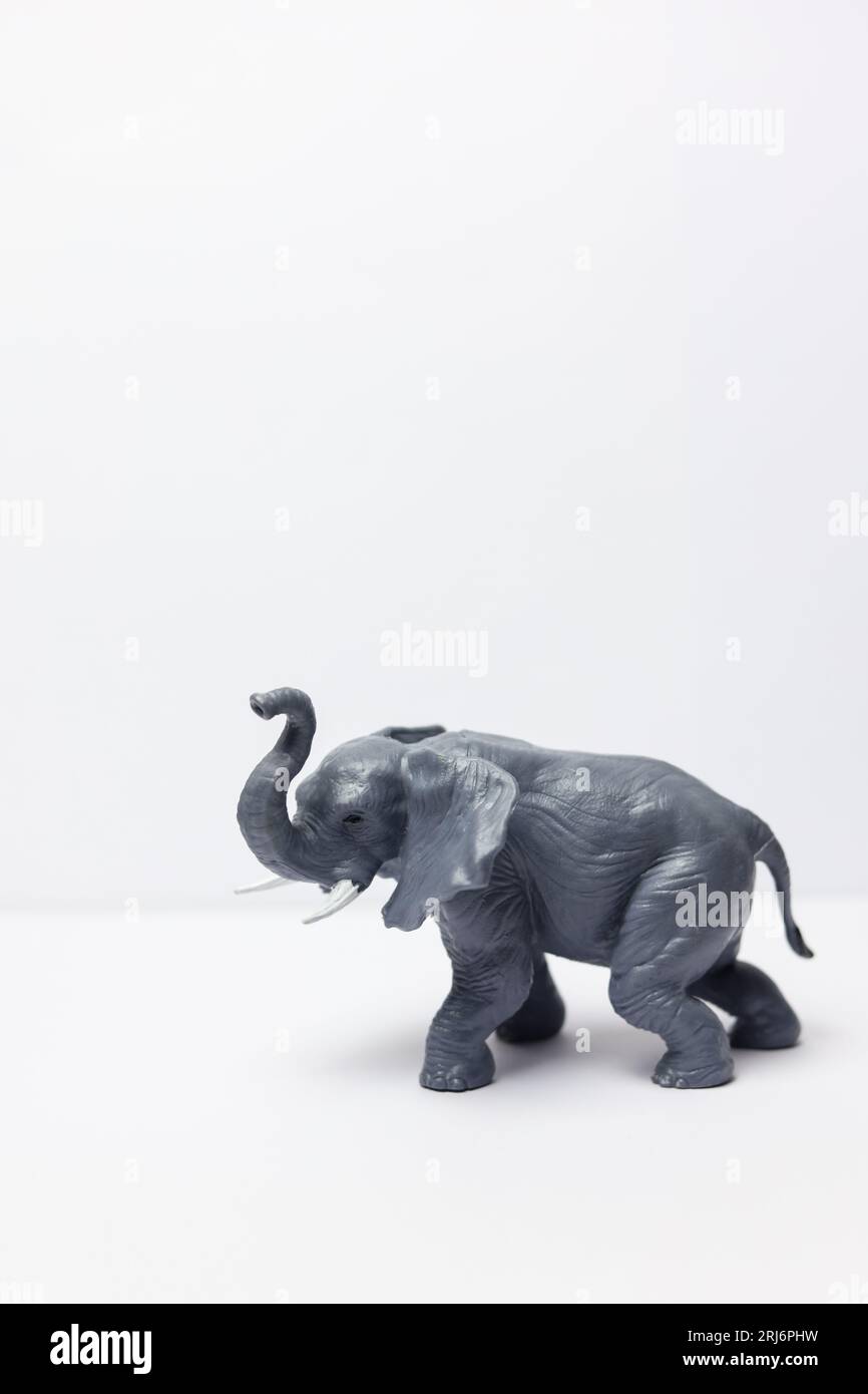 Ein Elefanten-Plastikspielzeug auf weißem Hintergrund Stockfoto