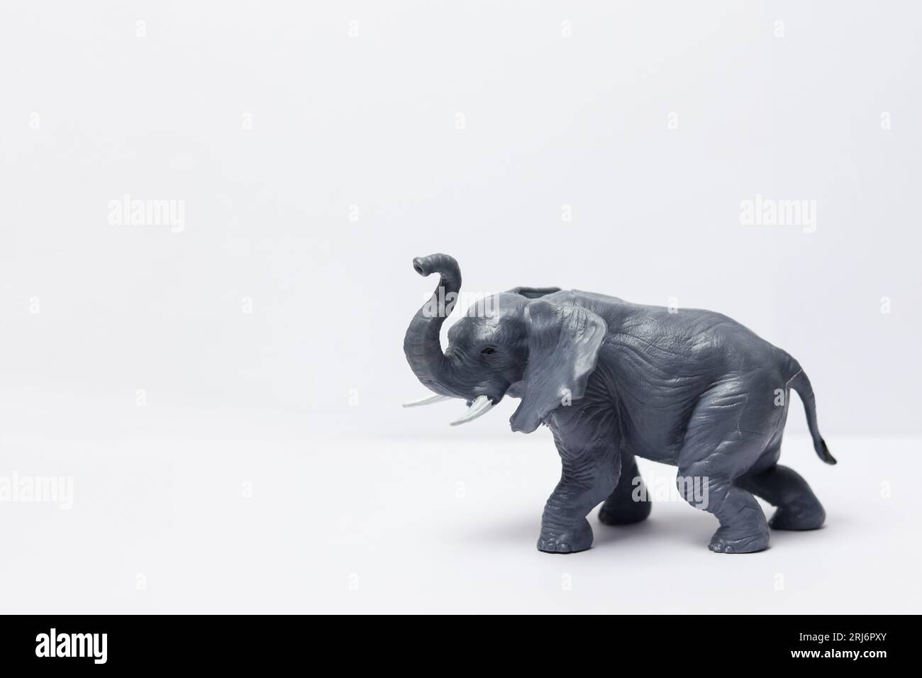 Ein Elefanten-Plastikspielzeug auf weißem Hintergrund Stockfoto