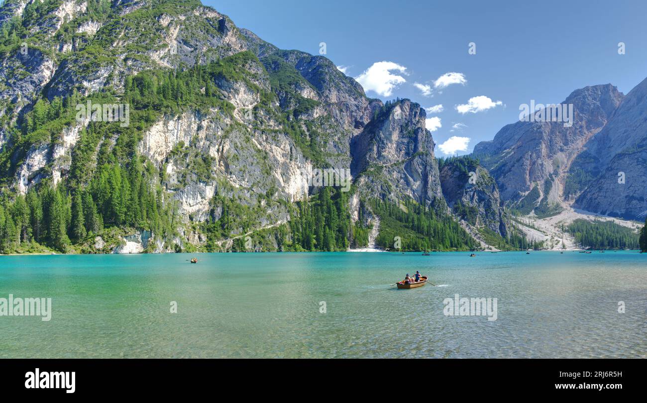 Pragser See (oder Prager Lago) berühmter See in den Dolomiten Alpen Italien Europa extrabreites Panorama Stockfoto