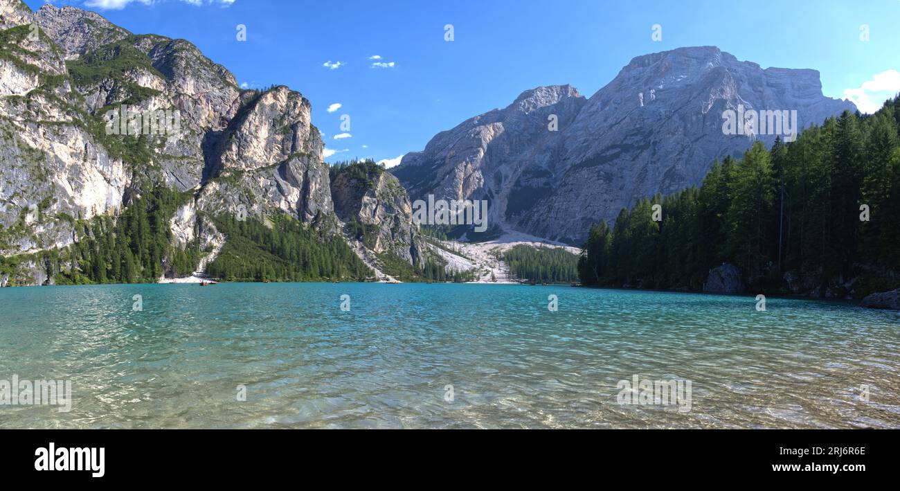 Pragser See (oder Prager Lago) berühmter See in den Dolomiten Alpen Italien Europa extrabreites Panorama Stockfoto