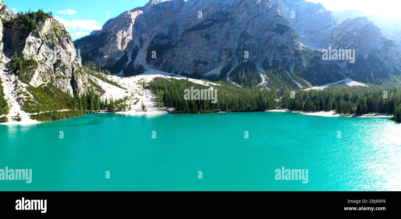 Pragser See (oder Prager Lago) berühmter See in den Dolomiten Alpen Italien Europa extrabreites Panorama Luftbild Stockfoto