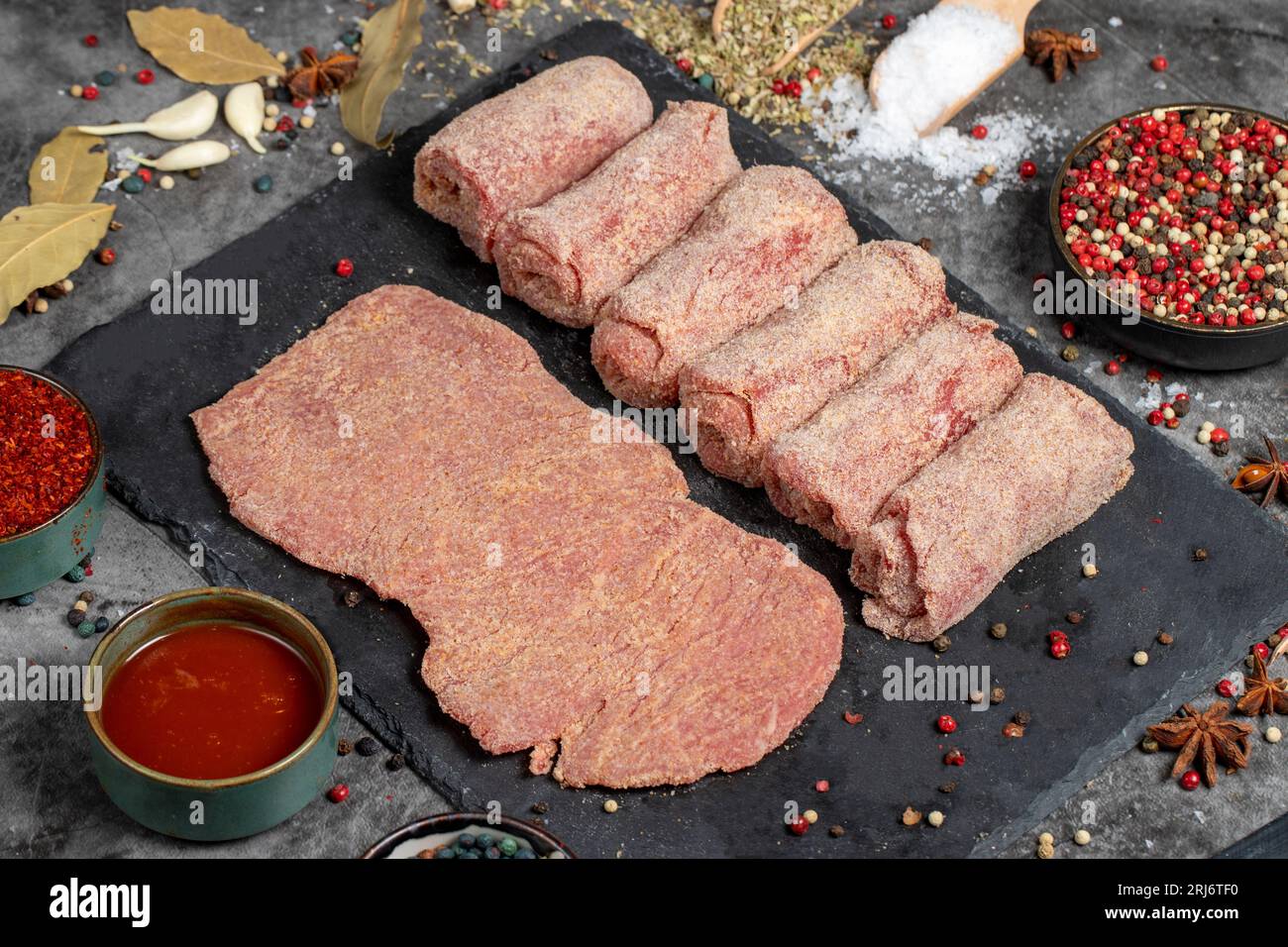 Fleischschnitzel. Rohes Rindfleisch-Schnitzel auf dunklem Hintergrund. Metzgerprodukte Stockfoto