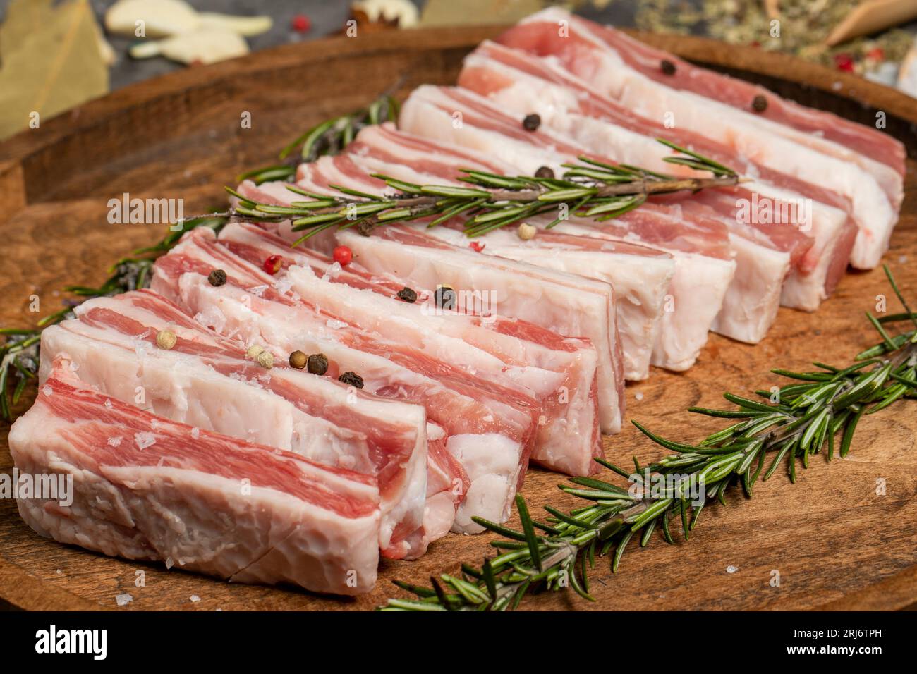 Lammrippen. Frische rohe Lammrippen auf dunklem Hintergrund. Metzgerprodukte. Nahaufnahme Stockfoto