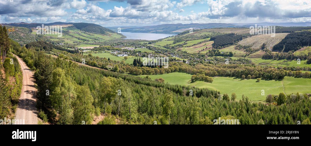 Ich schaue auf Drumnadrochit von Glen Coiltie an einem Frühlingsmorgen. Stockfoto