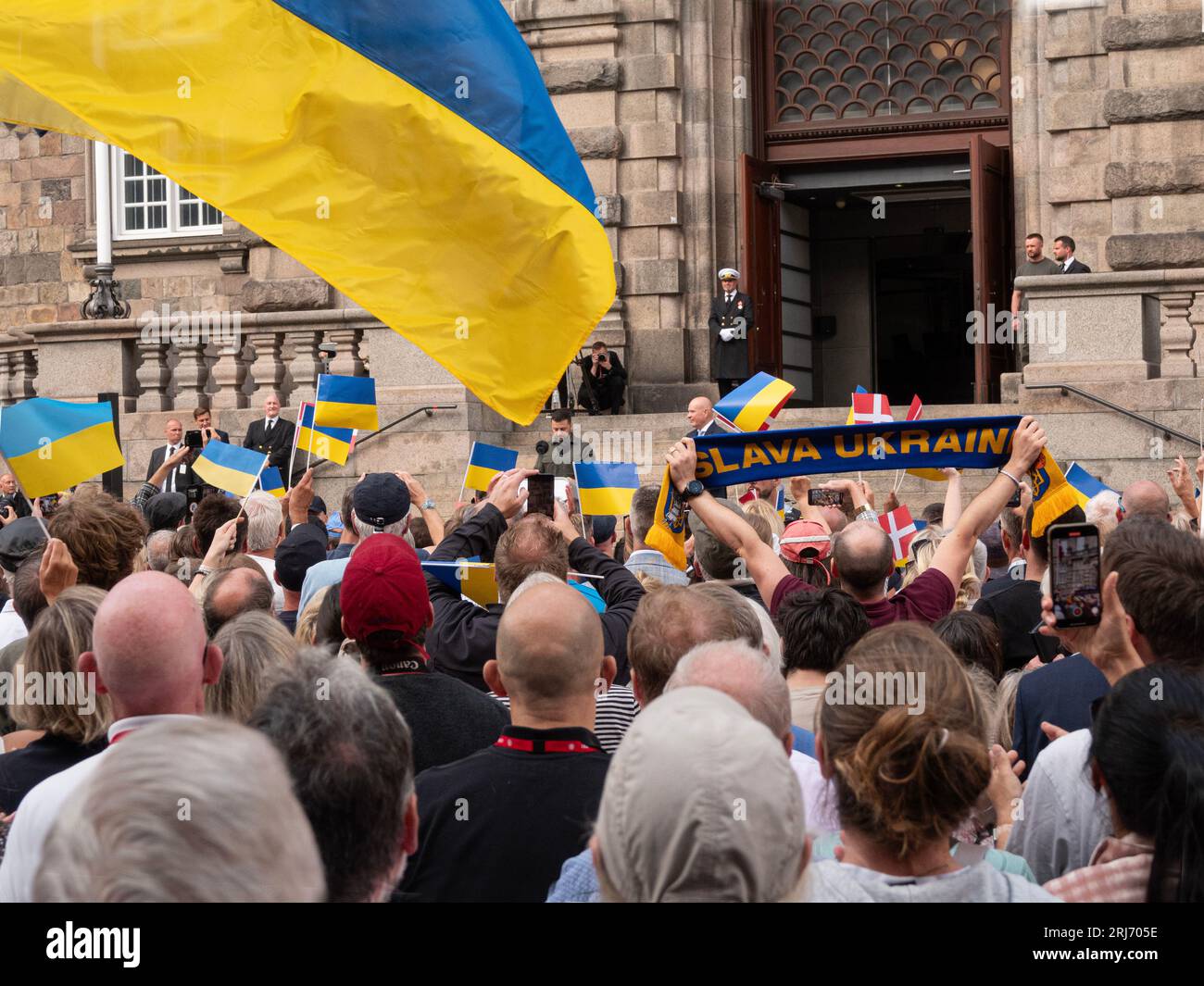 Der ukrainische Präsident Wolodymyr Zelenskij wird von einem begeisterten Publikum mit Flaggen empfangen. Kopenhagen, Dänemark - 21. August 2023. Stockfoto