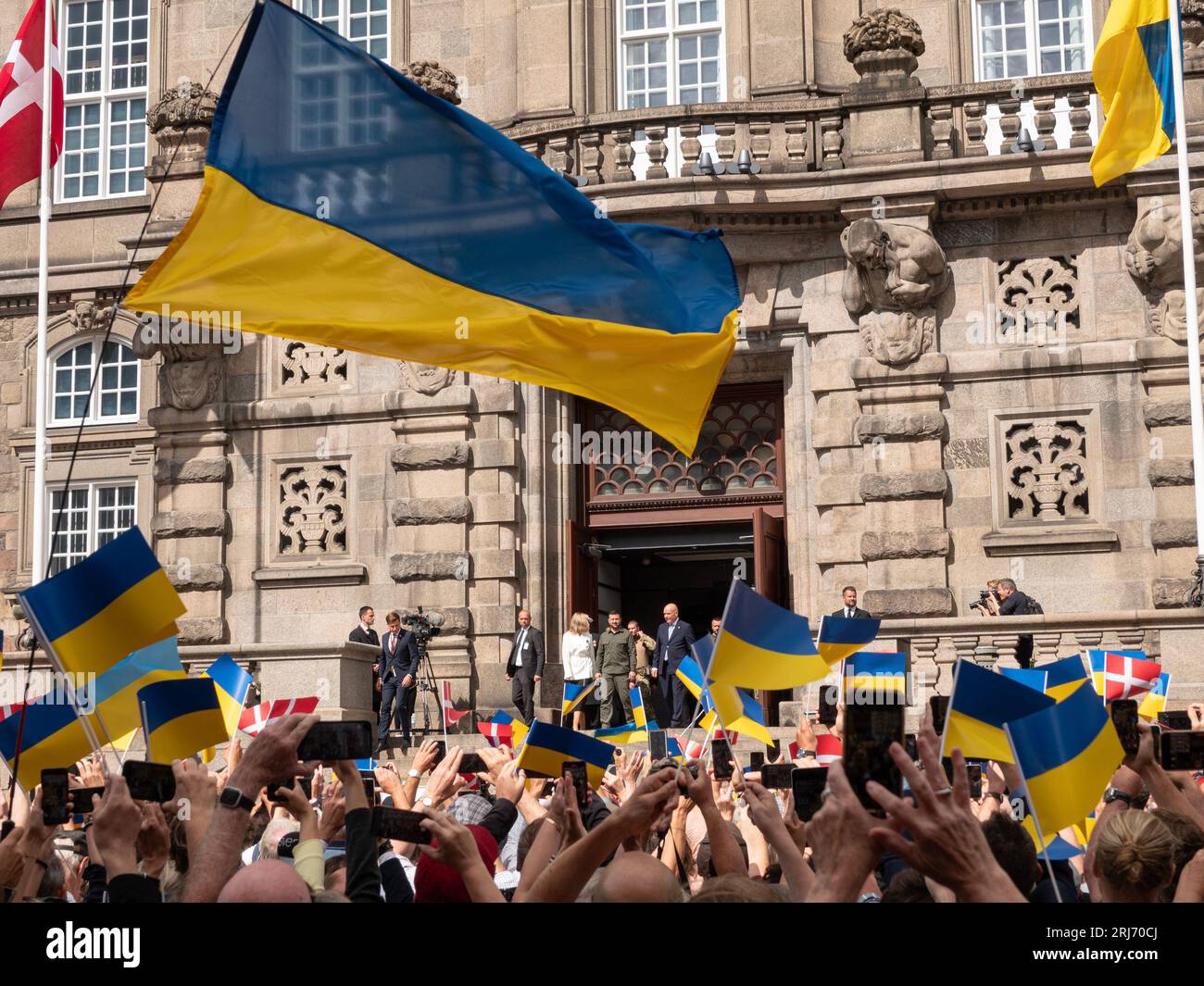 Der ukrainische Präsident Wolodymyr Zelenskij wird von einem begeisterten Publikum mit Flaggen empfangen. Kopenhagen, Dänemark - 21. August 2023. Stockfoto