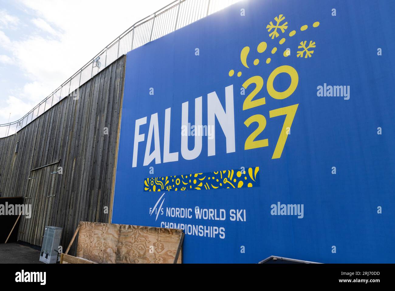 Lugnet ist ein großer Sportkomplex in Falun, Schweden. Auf dem Bild: Schilder für die ansteigenden FIS Nordischen Ski-Weltmeisterschaften 2027. Stockfoto