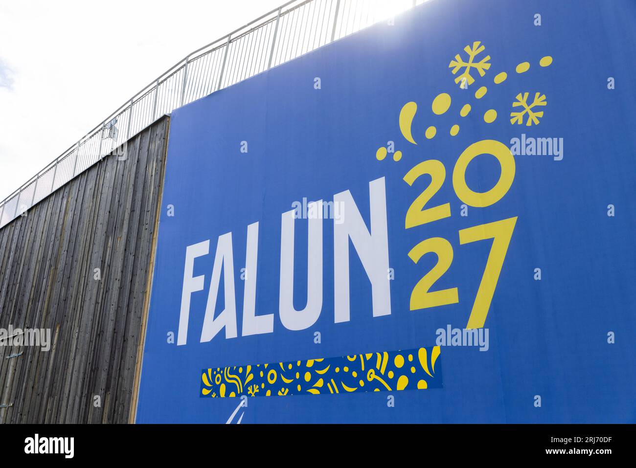 Lugnet ist ein großer Sportkomplex in Falun, Schweden. Auf dem Bild: Schilder für die ansteigenden FIS Nordischen Ski-Weltmeisterschaften 2027. Stockfoto