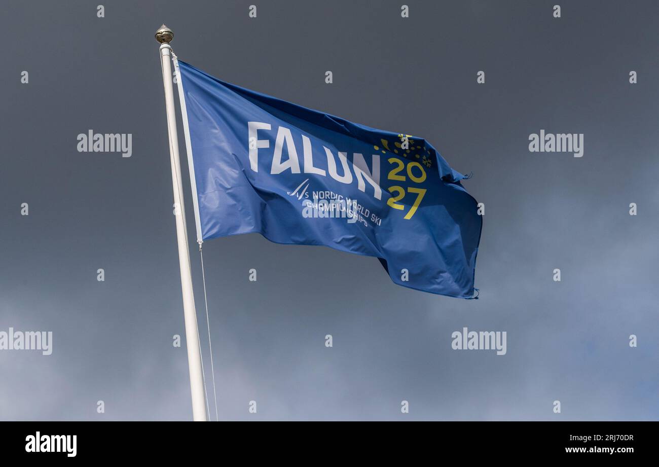 Lugnet ist ein großer Sportkomplex in Falun, Schweden. Im Bild: Flaggen für die ansteigenden FIS Nordic World Ski Championships 2027. Stockfoto
