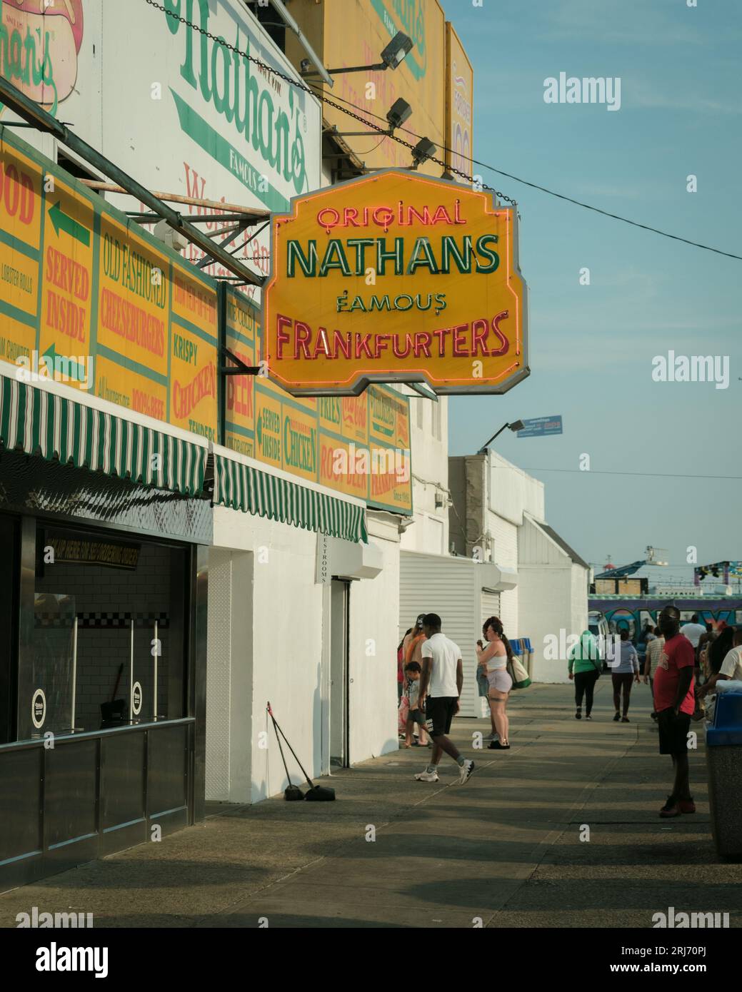 Nathans berühmtes Vintage-Schild in Coney Island, Brooklyn, New York Stockfoto