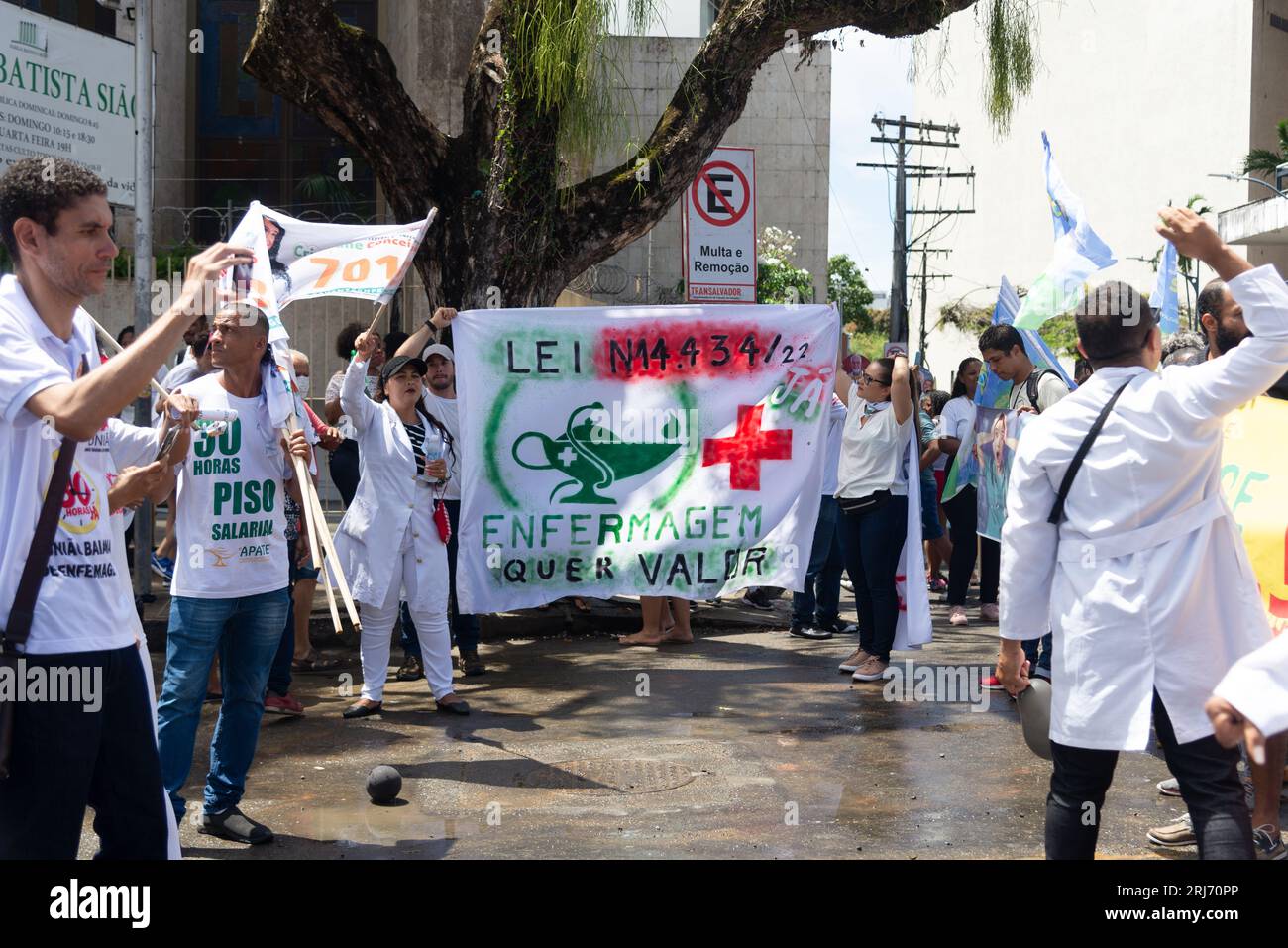 Salvador, Bahia, Brasilien - 7. September 2022: Krankenpflegerinnen und Krankenpfleger werden mit Plakaten und Fahnen während der Militärparade für die Inde demonstriert Stockfoto